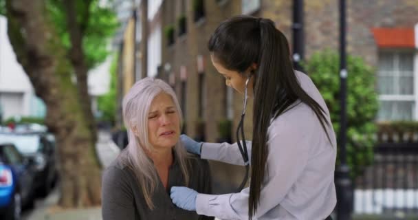 Latin Sağlık Görevlisi Kadın Steteskopla Yaşlı Kadının Ciğerlerini Dinliyor Tıbbi — Stok video