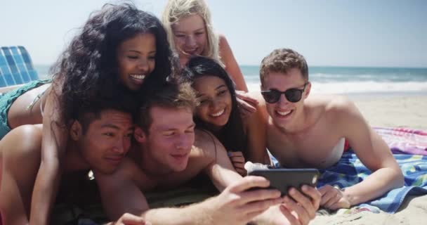 Grupp Bestående Sex Multietniska Vänner Som Tar Happy Selfie Solig — Stockvideo