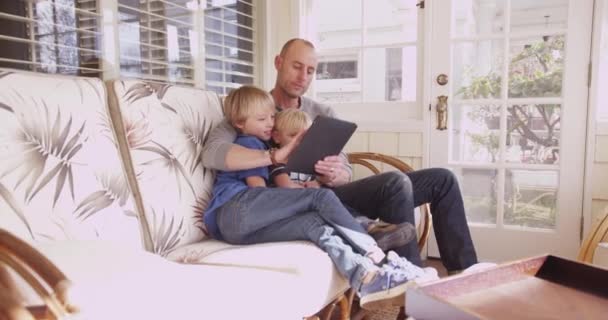 Padre Caucasico Due Bambini Seduti Guardare Tablet — Video Stock