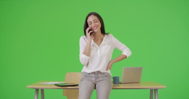ヒスパニック系の実業家は 緑色の画面上の彼女の携帯電話で呼び出しを取ります 緑の画面でキーまたは構成されます — ストック動画