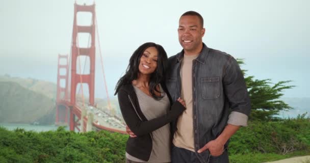 在加州旧金山 一对黑人夫妇一起观看金门大桥度假 — 图库视频影像