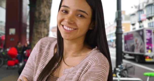 Случайный Портрет Счастливой Смеющейся Латинки Лондонской Улице Милый Турист Тысячелетия — стоковое видео