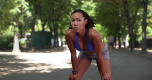 Mujer Atleta Filipina Parque Revisando Rastreador Fitness Toned Millennial Woman — Vídeo de stock