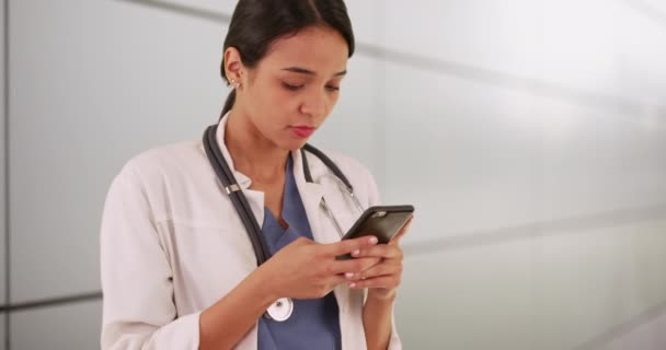 Meksykańskie Kobiety Lekarz Sms Smartphone — Wideo stockowe