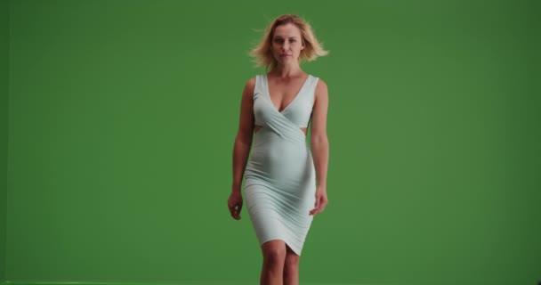 Mulher Caucasiana Vestido Teal Caminhando Direção Câmera Tela Verde Tela — Vídeo de Stock