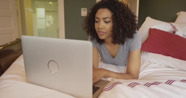 Черная Женщина Ноутбуком Кровати — стоковое видео