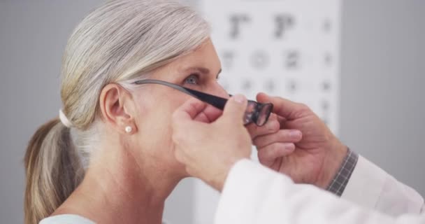 Reife Frau Erhält Brille Vom Augenarzt — Stockvideo