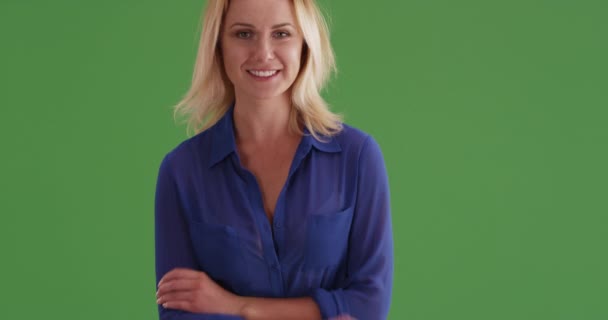穿着蓝色衬衫的女人在绿色屏幕上微笑 在绿色屏幕上键入或合成 — 图库视频影像