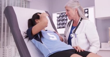 Güzel İspanyol futbol atleti doktordan spor sakatlığını incelemesini istiyor.