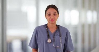 Genç Meksikalı koridorda hemşire