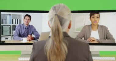 Yaşlı bir ofis yöneticisi yeşil ekranda iki çalışanıyla sohbet ediyor. Anahtar ya da birleşik olmak üzere yeşil ekranda.