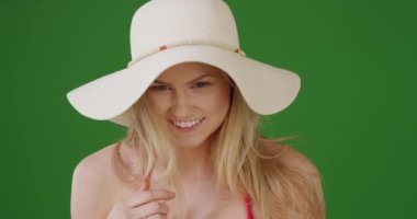 Yeşil ekranda gülümseyen çekici bir kadının yakın çekimi. Anahtar ya da birleşik olmak üzere yeşil ekranda.