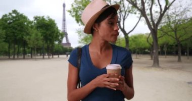 Kahve ve pastanın tadını çıkarırken Paris, Fransa 'da güzel bir Afro-Amerikalı kadın turist gezisi. Paris 'teki modern genç kadın Eyfel Kulesi' nin yakınlarını keşfediyor. 4k
