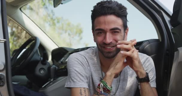 Όμορφος Ισπανόφωνος Κάθεται Στο Αυτοκίνητο Χαμογελώντας Στην Κάμερα — Αρχείο Βίντεο