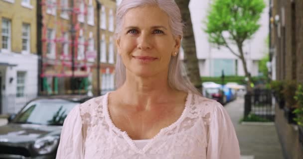 Tillfälligt Porträtt Vacker Mogen Kvinna Gata Glad Vit Senior Kvinna — Stockvideo