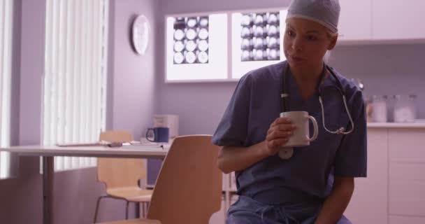 Mulher Médico Fazendo Uma Pausa Com Café — Vídeo de Stock