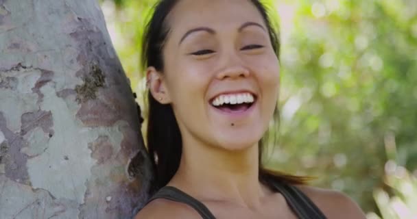 Mulher Chinesa Bonita Sorrindo Para Câmera — Vídeo de Stock