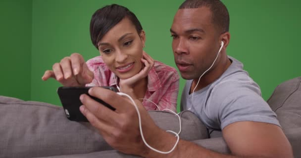 Bir Siyah Bir Kadın Yeşil Ekranda Müzik Dinlerken Akıllı Telefonlarını — Stok video