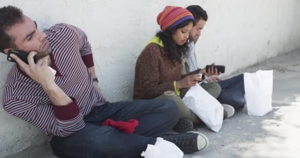 Друзья Используют Смартфоны Едят Фаст Фуд — стоковое видео