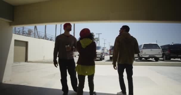 Cámara Siguiendo Tres Jóvenes Amigos Hipster Vagando Por Playa Día — Vídeos de Stock