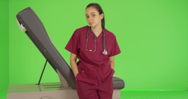 Pielęgniarka Pozuje Portretu Zielonym Ekranie Zielonym Ekranie Klucza Lub Kompozycji — Wideo stockowe
