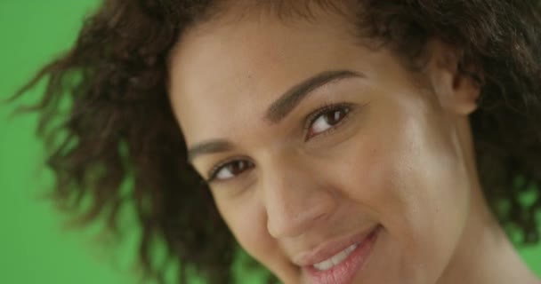 Anielskie Zbliżenie Młodej Czarnej Kobiety Uśmiechającej Się Kamery Zielonym Ekranie — Wideo stockowe