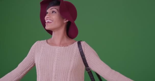 Yeşil Ekranda Dönen Gülümseyen Kaygısız Siyah Kadın Anahtar Birleşik Olmak — Stok video