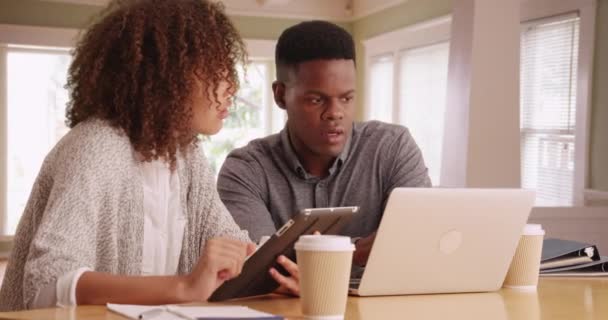 Muda Negro Milenial Bekerja Bisnis Rumah Dua Orang Afrika Amerika — Stok Video