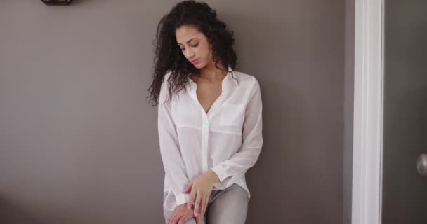 美しい若い女性ブルネットモデルポーズのためにカメラ — ストック動画