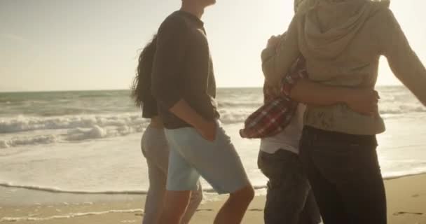 Pasangan Berjalan Pantai Bersama Sama Selama Matahari Terbenam — Stok Video