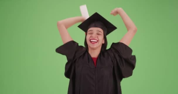Yeşil Ekranda Kep Cüppeli Spanyol Genç Kız Anahtar Birleşik Olmak — Stok video