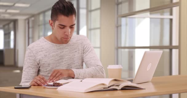 Yurtta Laptopla Çalışan Millennial Latin Üniversitesi Öğrencisi Kütüphanede Yurtta Ödev — Stok video