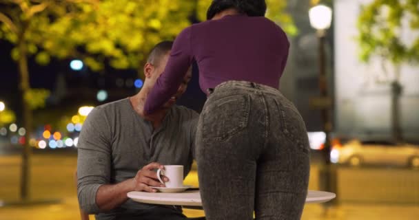 若いアフリカの女性は フランスのパリのカフェの外でボーイフレンドと浮気します 屋外でコーヒーを飲みながら ハンサムな黒人男性は彼のガールフレンド会社を楽しんでいます — ストック動画