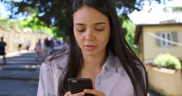 Bonito Sorriso Colombiano Feminino Mensagens Texto Telefone Celular Florença Feliz — Vídeo de Stock