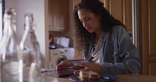 タブレットでオンライン決済を行う魅力的な混合民族の女性 — ストック動画