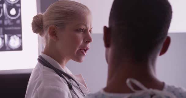 Médico Mujer Respondiendo Las Preguntas Médicas Del Paciente — Vídeos de Stock
