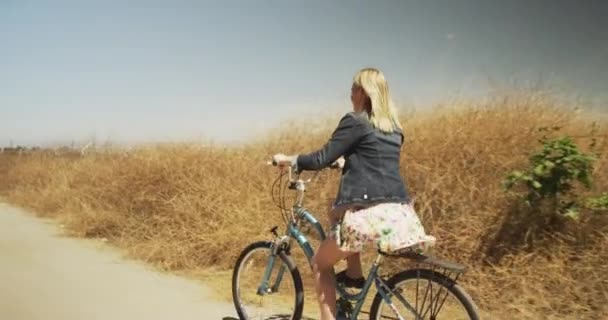 Jovem Mulher Loira Andar Bicicleta Livre — Vídeo de Stock