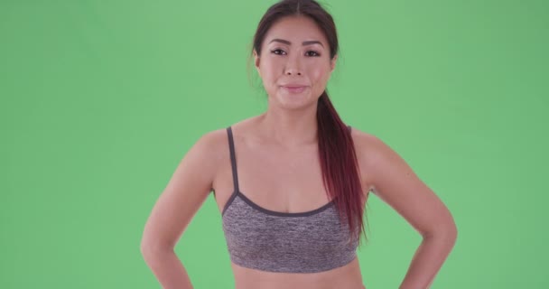 Eine Müde Millennial Frau Blickt Ihrer Turnbekleidung Auf Dem Grünen — Stockvideo
