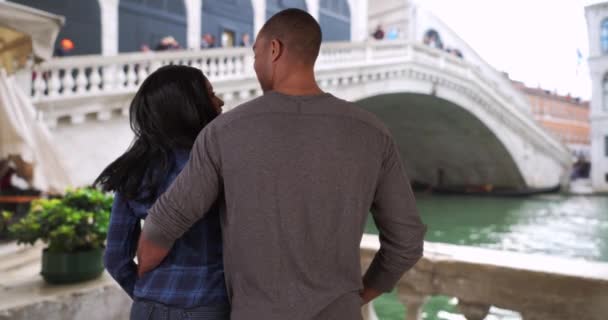 Talya Venedik Keşfederken Kadınlar Erkekler Birbirlerine Olan Sevgilerini Gösteriyorlar Rialto — Stok video