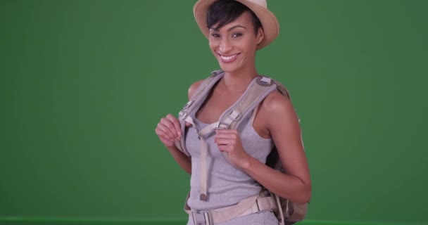 緑の画面にバックパッキング幸せな笑顔黒人女性 緑の画面でキーまたは構成されます — ストック動画