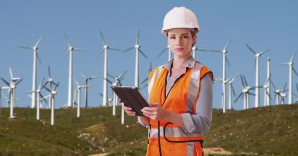 Orgullosa Joven Ingeniera Sosteniendo Dispositivo Almohadilla Posando Con Determinación Con — Vídeos de Stock