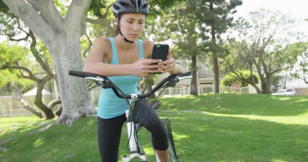 Telefonla Mesaj Atan Kadın Bisikletçi — Stok video