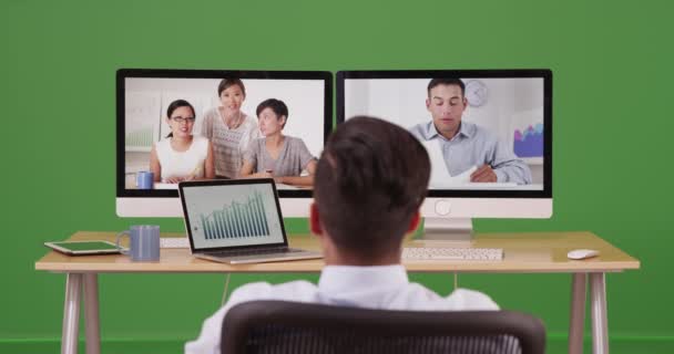 Uomo Affari Che Parla Con Colleghi Videoconferenza Sullo Schermo Verde — Video Stock