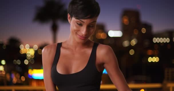 Eine Gut Aussehende Schwarze Frau Führt Abends Der Stadt Einen — Stockvideo