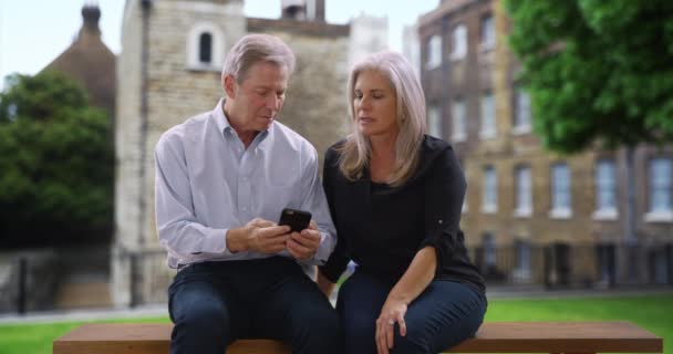Couple Blanc Sénior Assis Sur Banc Londres Avoir Une Conversation — Video