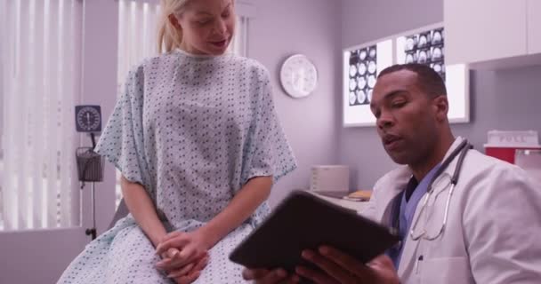 Médico Negro Hablando Con Paciente Mujer — Vídeos de Stock