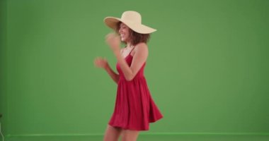 Genç siyah kız yeşil ekranda güneş elbisesiyle dans ediyor. Anahtar ya da birleşik olmak üzere yeşil ekranda.