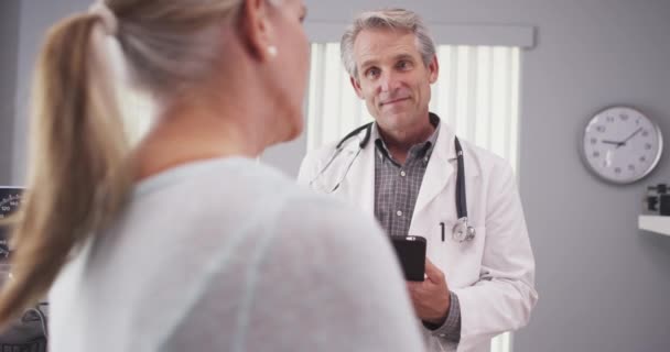 Pacjentka Średnim Wieku Rozmawiająca Lekarzem — Wideo stockowe