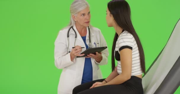 一位年长的医生在绿色屏幕上使用她的平板电脑时做了检查 在绿色屏幕上键入或合成 — 图库视频影像