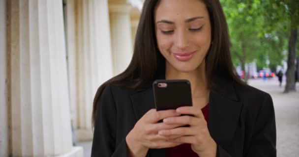 Smiling Latina Textos Mujer Negocios Teléfono Inteligente Aire Libre Retrato — Vídeo de stock